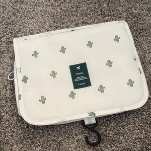 White cactus travel organizer